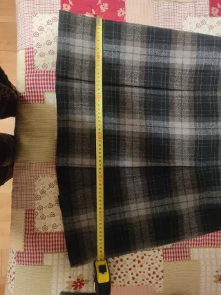 Falda de cuadros gris y negra