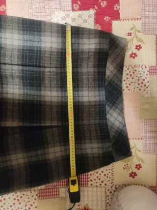 Falda de cuadros gris y negra