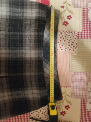 Falda de cuadros gris y negra