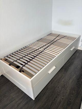 Cama individual blanca con cajones