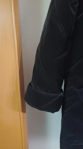 Chaquetón negro con capucha y cremallera