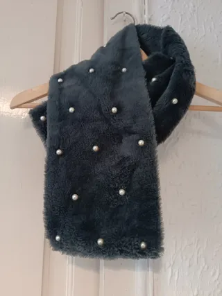 Bufanda gris peluda con perlas