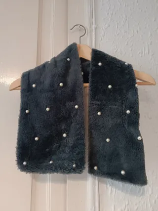 Bufanda gris peluda con perlas