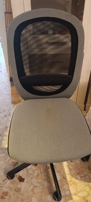 Silla de oficina gris y negra