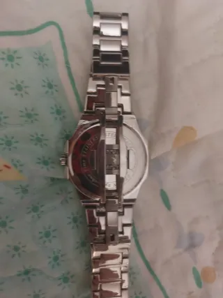 Reloj de pulsera plateado y negro