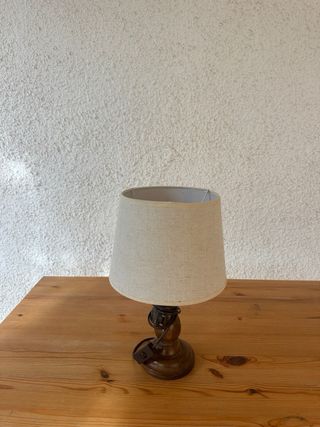 Lampada da tavolo in tessuto e legno