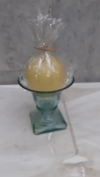 Jarra de cristal con vela amarilla