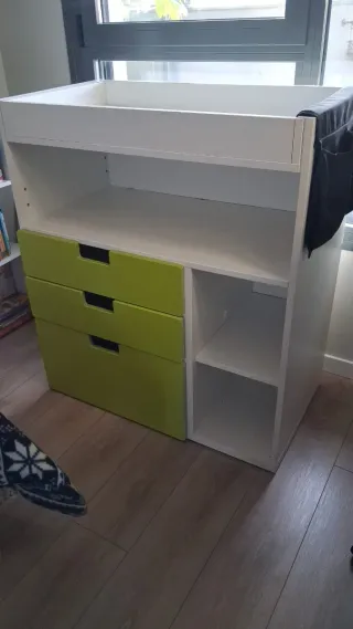 Mueble cambiador blanco y verde