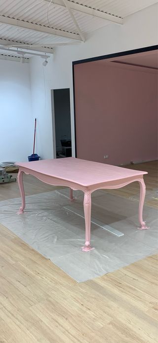 Mesa de comedor rosa estilo vintage