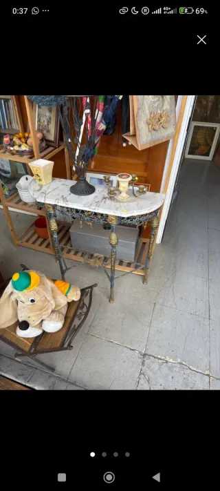 Mesa auxiliar vintage mármol y metal dorado