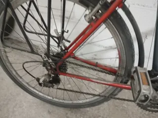 Bicicleta  roja y gris.