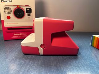 Polaroid Now Cámara Instantánea Rosa y Blanca
