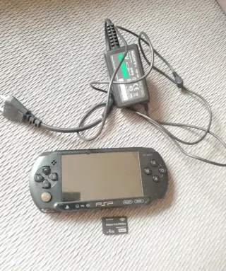 Sony PSP Negra + Cargador + Tarjeta 4GB