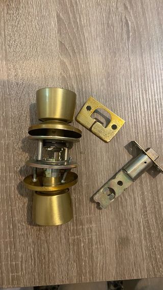 9 pomos de puerta dorados