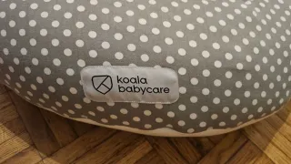 Cojín de lactancia Koala gris lunares