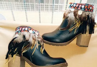 Botines negros con adornos tribales