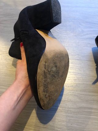 Botines negros tacón con cremallera dorada.