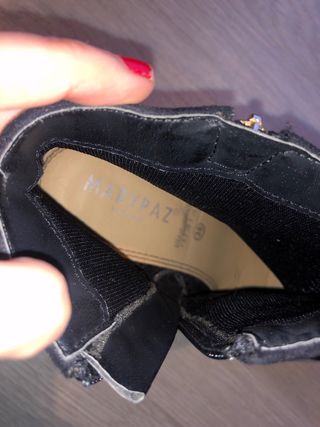 Botines negros tacón con cremallera dorada.