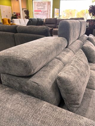 Sofá Chaise Longue Gris y Beige patas altas