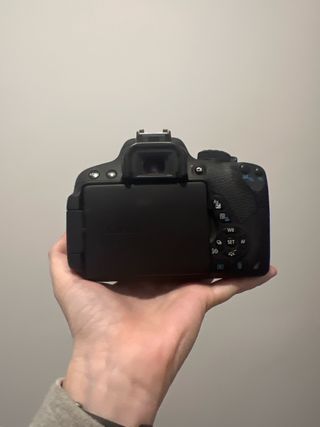 Cámara Canon EOS 700D + Lente EF-S 18-55mm