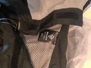 Chaqueta y pantalón SULAITE impermeable gris y neg