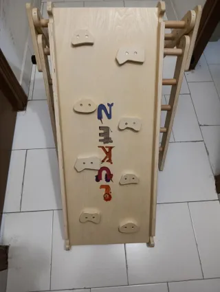 Triángulo de escalada Montessori madera