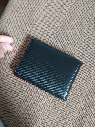Cartera negra con diseño de líneas