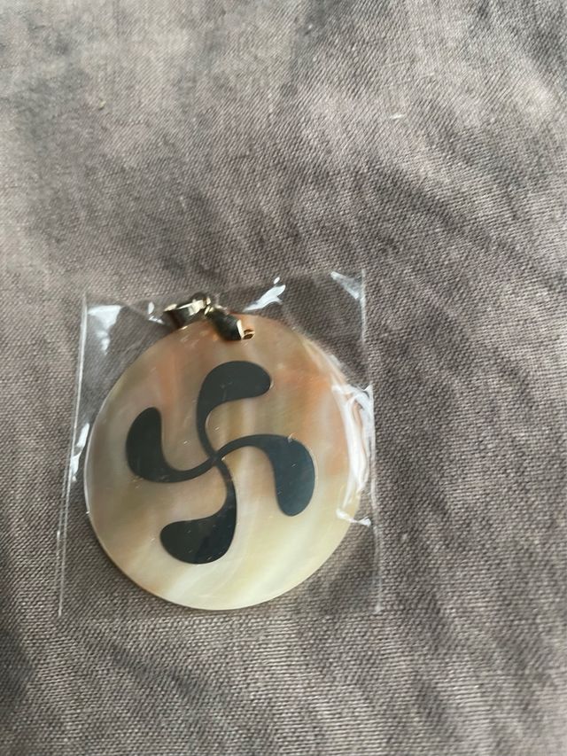 Colgante con símbolo negro Lauburu