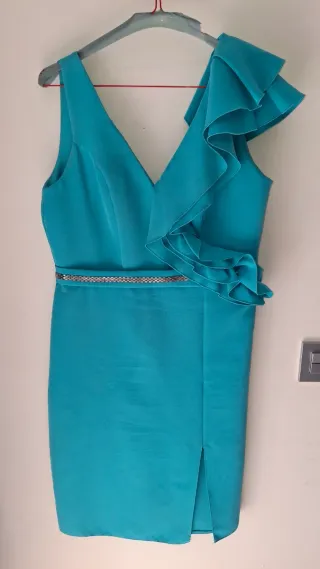Vestido de fiesta verde azulado con volantes