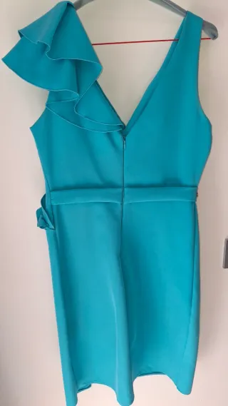 Vestido de fiesta verde azulado con volantes