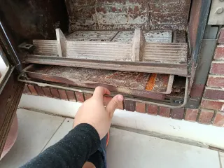 Chimenea de ladrillo con puerta de cristal