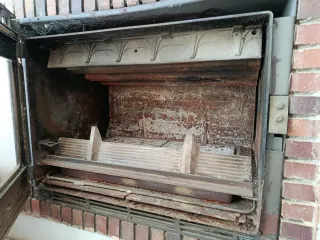 Chimenea de ladrillo con puerta de cristal