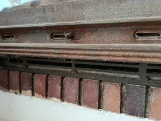 Chimenea de ladrillo con puerta de cristal