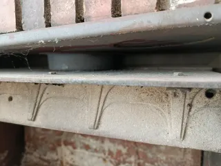 Chimenea de ladrillo con puerta de cristal