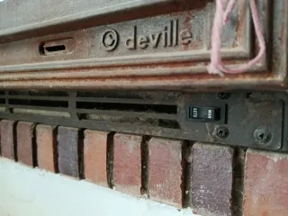 Chimenea de ladrillo con puerta de cristal