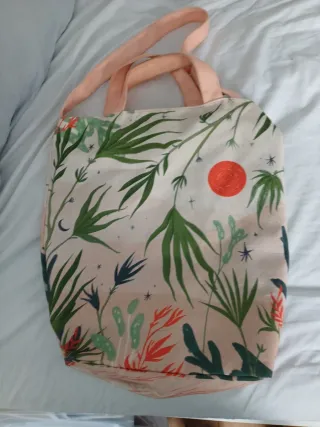 Bolso de tela con estampado artístico