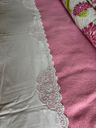 Lençol de solteiro com renda feita à mão