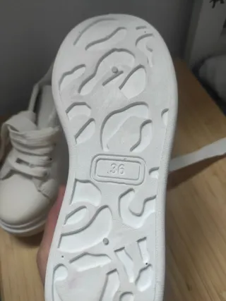 Zapatillas blancas con detalles morados