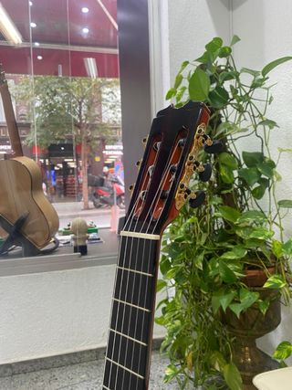 Guitarra Conde modelo” antigua”. Segunda clase