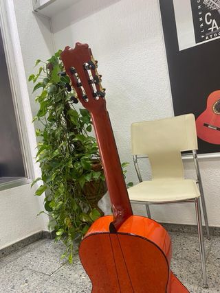 Guitarra Conde modelo” antigua”. Segunda clase
