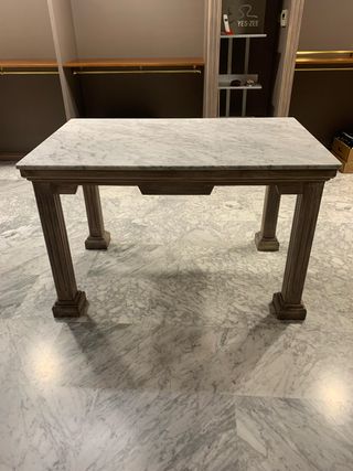 Mesa de mármol y madera