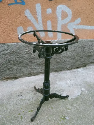 Elegante Mesa ovalada de hierro fundido