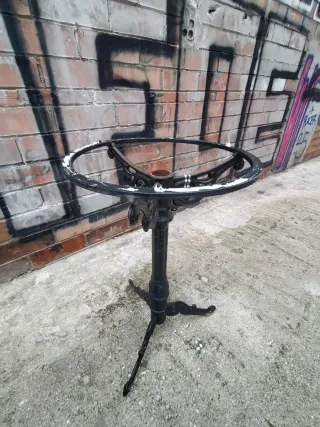 Elegante Mesa ovalada de hierro fundido