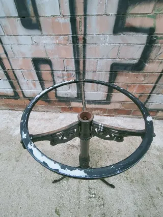 Elegante Mesa ovalada de hierro fundido