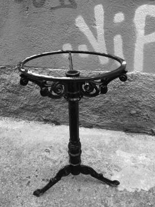 Elegante Mesa ovalada de hierro fundido