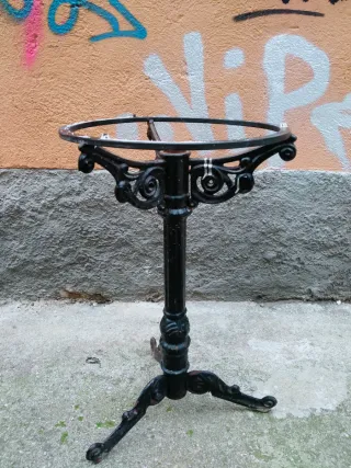 Elegante Mesa ovalada de hierro fundido