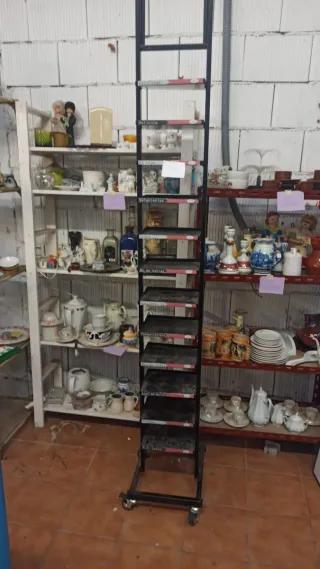 Se vende Estantería metálica negra50€