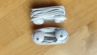 Dos Auriculares Huawei con cable blancos