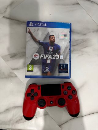 Pacchetto FIFA 23 per PS4 con controller DualShock 4 rosso