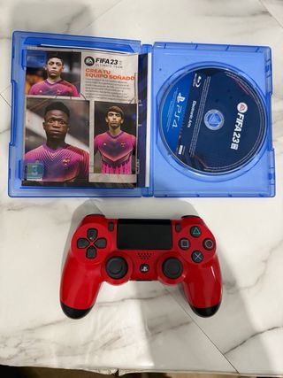 Pacchetto FIFA 23 per PS4 con controller DualShock 4 rosso